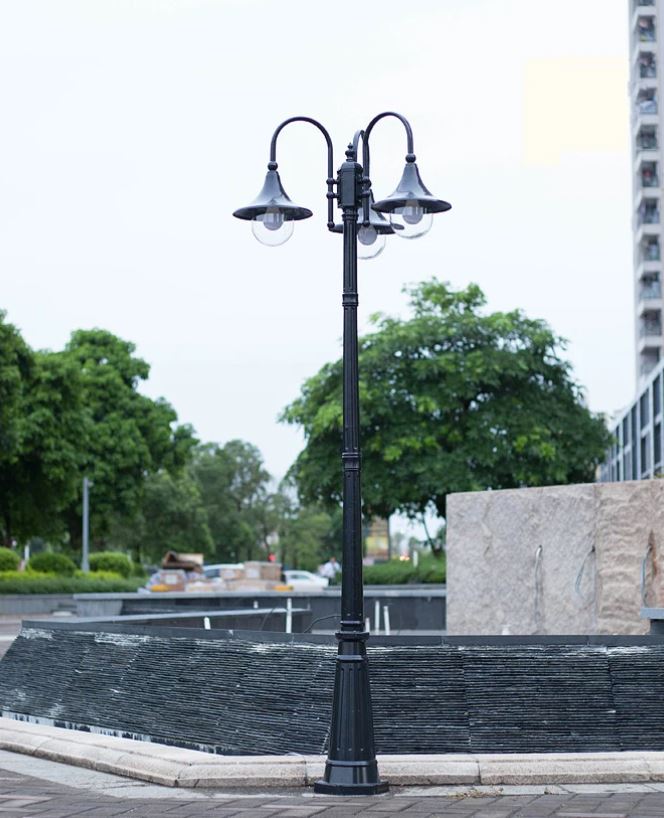 Retro European-Style 3-Head Garden Street Lamp off